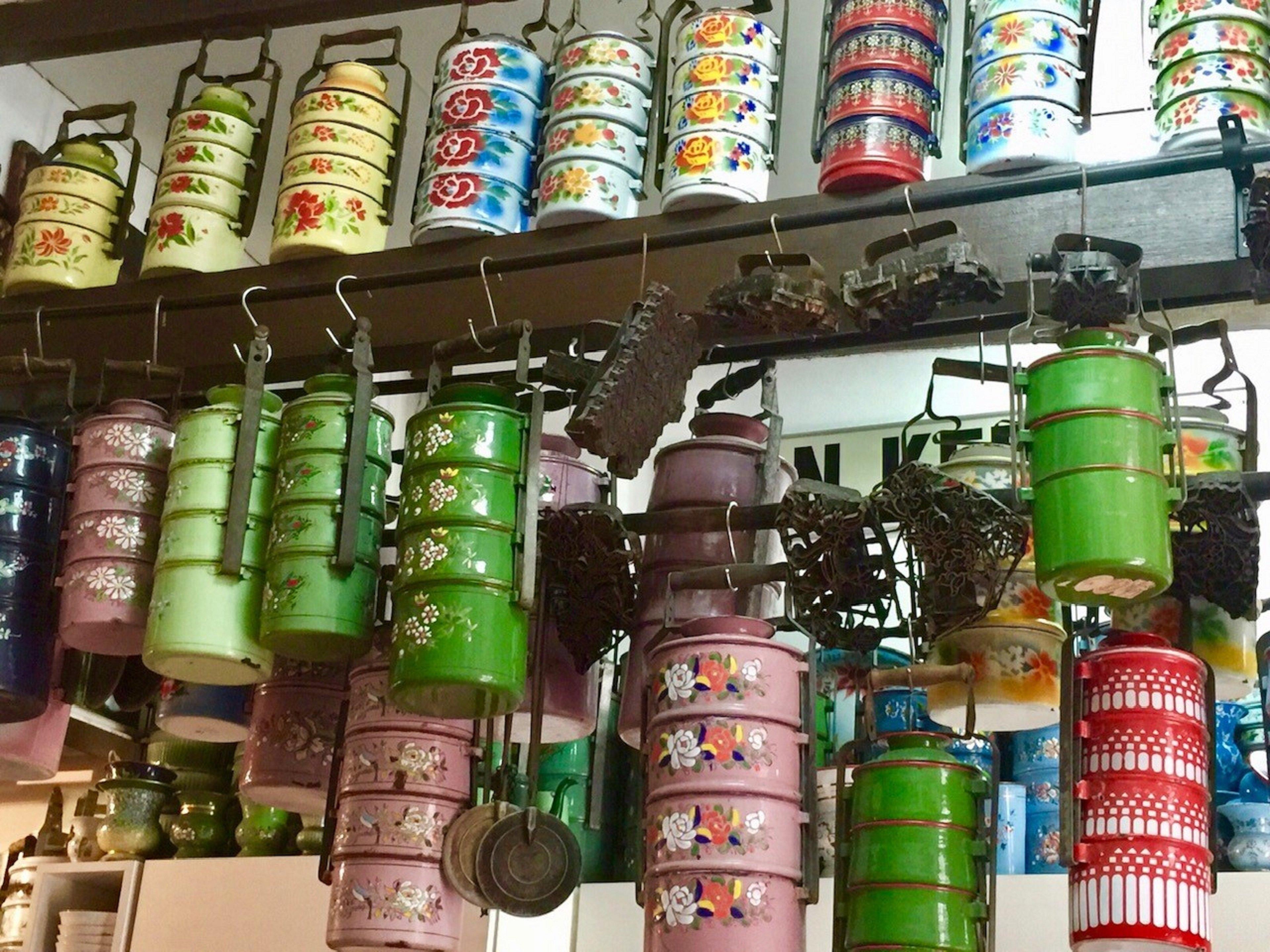 Hotel Indigo Singapore Katong By Ihg מראה חיצוני תמונה A collection of enamelware