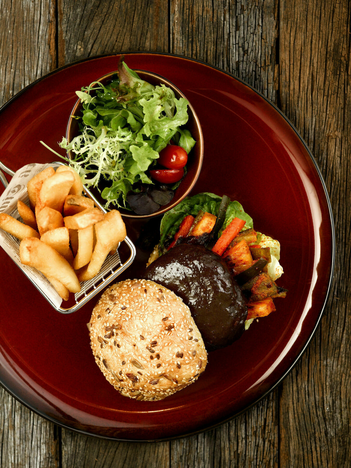 Hotel Indigo Singapore Katong By Ihg מראה חיצוני תמונה A vegetarian burger with chips and salad
